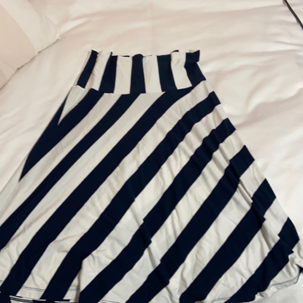 Striped thigh length gap skirt! Navy and white stripping, size XS. Very trendy